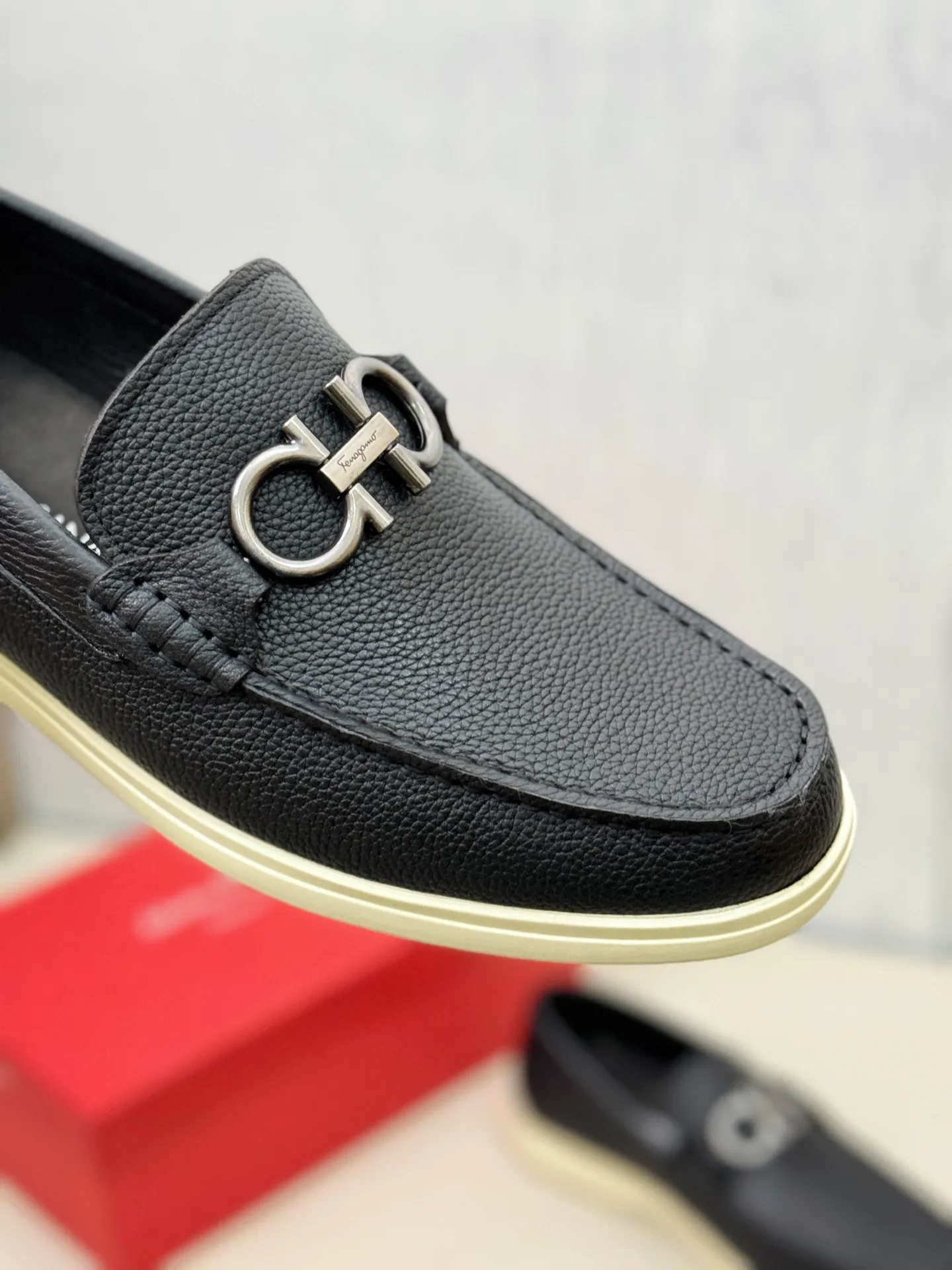 [Ferragamo] P: 580💰 Number of yards: 38~44 (45 orders are non-returnable) Ferragam's new men's driving shoes, the fabric is made of imported cowhide, with visible texture, heavy industrial stitching, dyed calfskin inside, standard logo cowhide feet, big-name experience, soft and comfortable on the feet, a men's favorite, special non-slip and wear-resistant rubber soles, easy to handle various occasions, with original box packaging!